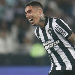 O lateral Hugo estaria envolvido na negociação. (Foto: Vitor Silva/BFR)