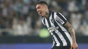 O lateral Hugo estaria envolvido na negociação. (Foto: Vitor Silva/BFR)