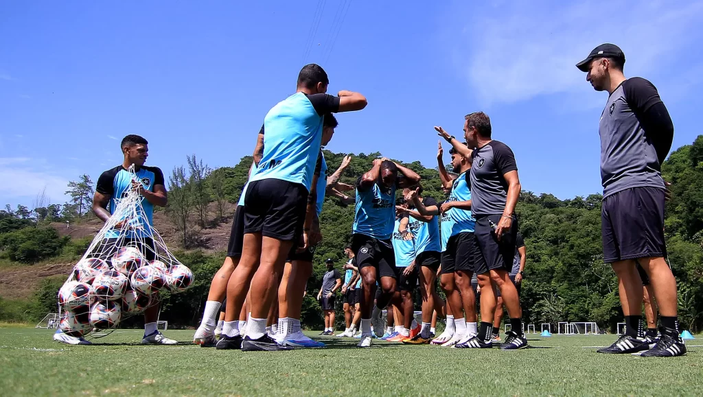 Chegada de Marlon Freitas do Botafogo no Estadio Nilton Santos. 06 de Janeiro de 2023, Rio de Janeiro, RJ, Brasil. Foto: Vitor Silva/Botafogo.