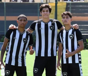 Os jovens Kauê Leonardo, Lucas Vargas e Lucas Ramos Botafogo Divulgação