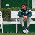 O técnico Abel Ferreira de olho no botafogo , da SE Palmeiras, durante treinamento, na Academia de Futebol. (Foto: Cesar Greco/Palmeiras/by Canon)