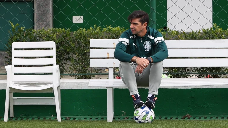 O técnico Abel Ferreira de olho no botafogo , da SE Palmeiras, durante treinamento, na Academia de Futebol. (Foto: Cesar Greco/Palmeiras/by Canon)