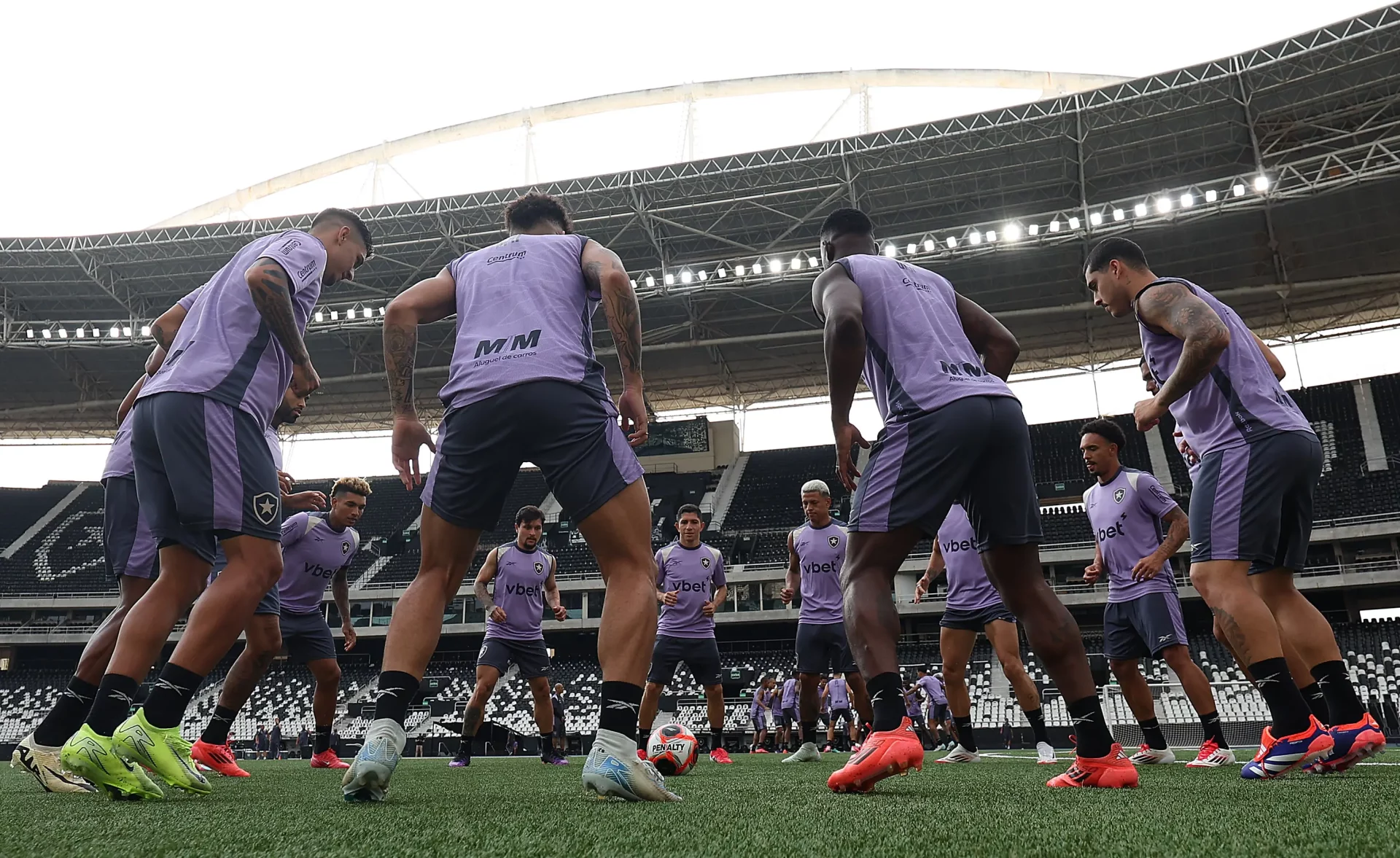 Botafogo: Ancelotti pode preservar jogador contra o Inter visando clássico pelo Brasileirão 2025 - Meu Botafogo