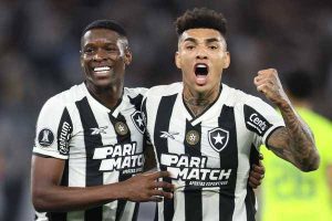 Luiz Henrique e Igor Jesus em ação com a camisa do Botafogo. Foto: Felipe Silva.