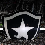 Botafogo x Flamengo pelo Campeonato Brasileiro no Estadio Niltos Santos. 18 de Agosto de 2024, Rio de Janeiro, RJ, Brasil. Foto: Vitor Silva/Botafogo. escudo torcida botafogo