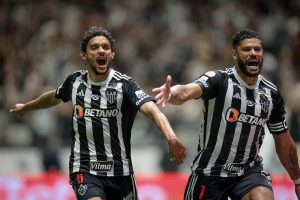 Hulk e Gustavo Scarpa em ação pelo Galo. Foto: Getty Images
