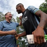 Botafogo perde Júnior Santos para o Atlético-MG, mas prioriza a permanência de Savarino e Igor Jesus até o Super Mundial de Clubes. Diretoria reforça estratégia de equilíbrio entre vendas e manutenção do elenco competitivo.