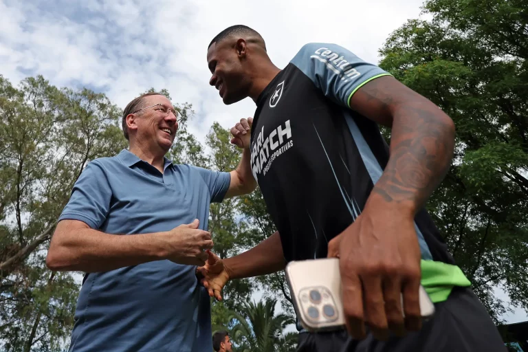 Botafogo perde Júnior Santos para o Atlético-MG, mas prioriza a permanência de Savarino e Igor Jesus até o Super Mundial de Clubes. Diretoria reforça estratégia de equilíbrio entre vendas e manutenção do elenco competitivo.
