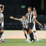 Matheus Nascimento, Kayke e time do botafogo em foto de Arthur Barreto/Botafogo