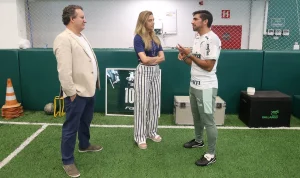 A presidente Leila Pereira (C) e o vice presidente Paulo Buosi (E), da SE Palmeiras, entregam ao técnico Abel Ferreira (D) camisa comemorativa aos seus 100 jogos pelo clube, após o treinamento, na Academia de Futebol. (Foto: Cesar Greco)