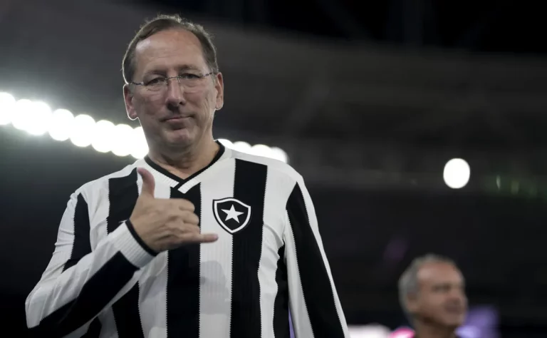 © Jorge Rodrigues/AGIFJohn Textor, dono da SAF do Botafogo, antes da partida contra o Vitória, pelo Brasileirão Betano (Imagem: Foto: Jorge Rodrigues/AGIF)