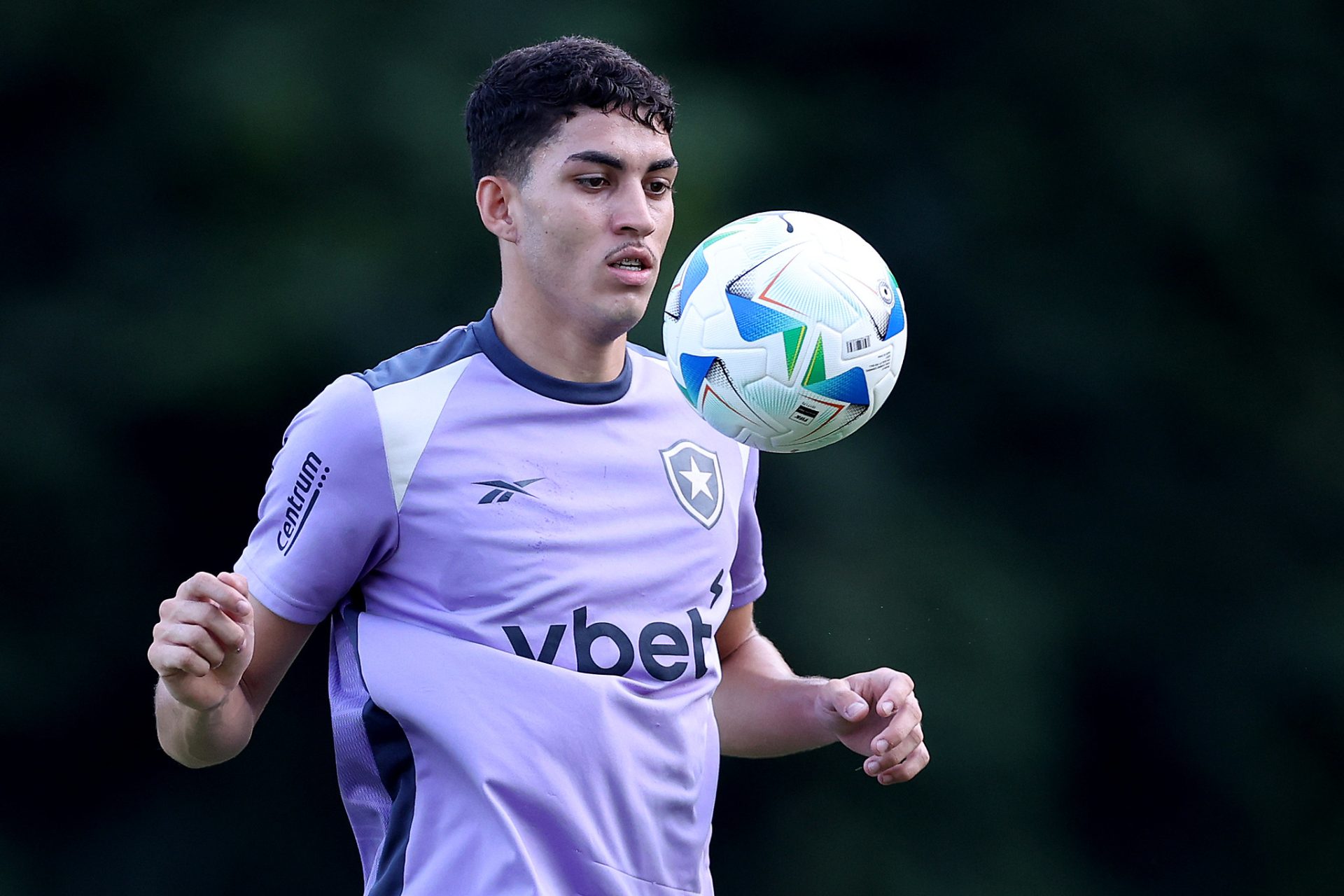 Botafogo ‘pede’ mais dinheiro ao Nottigham Forest por Jair, após interesse de gigante espanhol