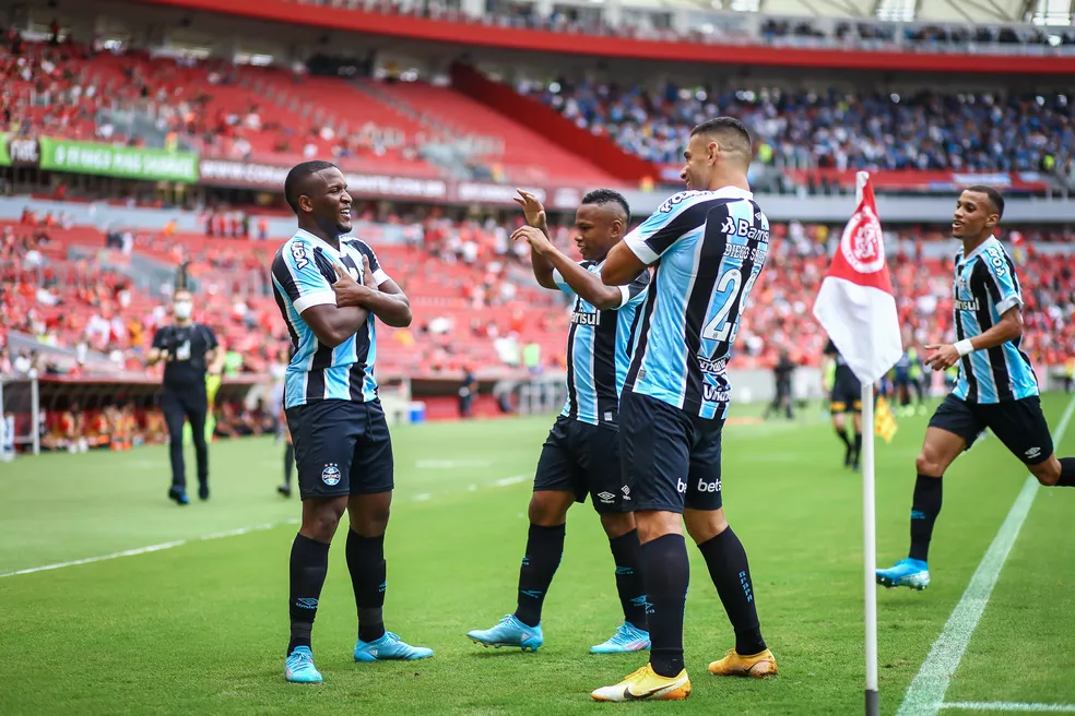Elias Manoel comemora gol com Diego Souza — Foto: Lucas Uebel/Grêmio