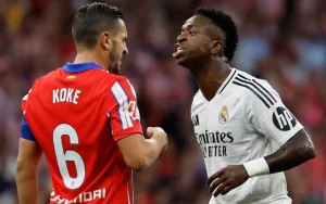 Koke e Vini Jr. em meio ao clássico entre Real Madrid e Atlético de Madrid (Foto: Oscar del Pozo/AFP)
