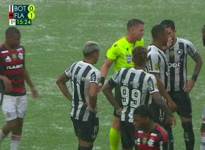 Botafogo x Flamengo paralisado. Foto: Reprodução/Globo