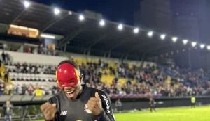 Henry Mosquera com a máscara do personagem The Flash após partida contra o Flamengo — Foto: Divulgação/Red Bull Bragantino