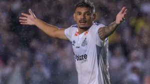 Tiquinho Soares em ação pelo Santos. Foto: Marcello Zambrana/AGIF