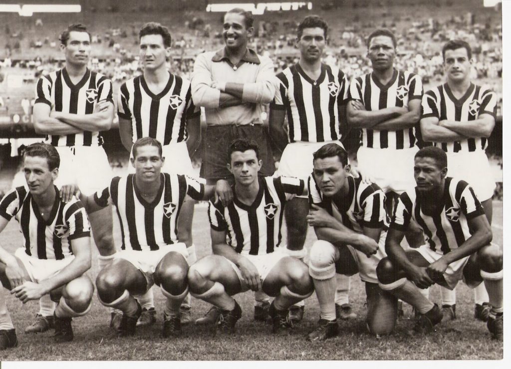 Carlito Roberto, Oscar Alberto Américo Basso, Osvaldo (Baliza) Alfredo Santos, Nílton dos Santos, Osvaldo Ávila e Rubem Machado (Rubinho) Ramos; agachados: Manoel dos Santos (Néca) Vitorino, Moisés (Zezinho) Ferreira Alves), Ariosto de Barros Perlingeiro, Otávio de Moraes e Válter da Costa e Silva