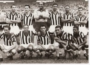 Carlito Roberto, Oscar Alberto Américo Basso, Osvaldo (Baliza) Alfredo Santos, Nílton dos Santos, Osvaldo Ávila e Rubem Machado (Rubinho) Ramos; agachados: Manoel dos Santos (Néca) Vitorino, Moisés (Zezinho) Ferreira Alves), Ariosto de Barros Perlingeiro, Otávio de Moraes e Válter da Costa e Silva