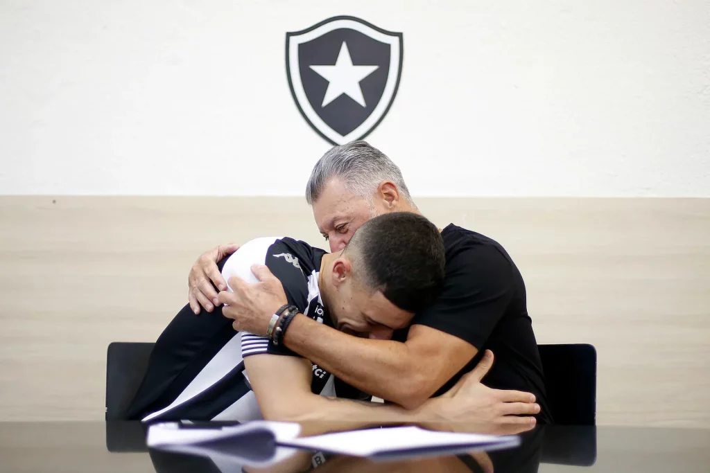 Philipe Sampaio e Mazzuco durante assinatura de contrato com Botafogo no Estadio Nilton Santos. 09 de Marco de 2022, Rio de Janeiro, RJ, Brasil. Foto: Vitor Silva/Botafogo.