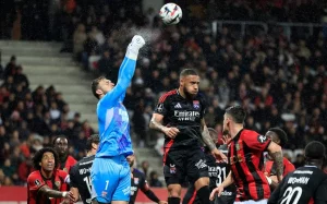 Lucas Perri em ação pelo Lyon (Foto: Valery Hache / AFP)