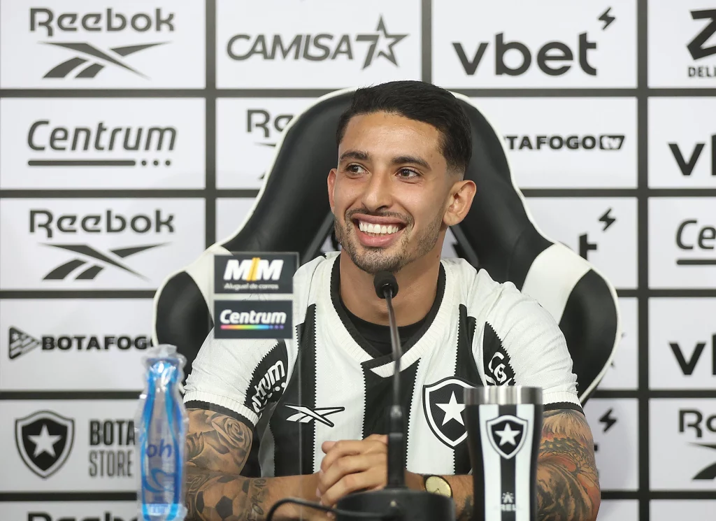 Apresentacao de Santiago Rodriguez do Botafogo no Estadio Nilton Santos. 14 de Marco de 2025, Rio de Janeiro, RJ, Brasil. Foto: Vitor Silva/Botafogo.