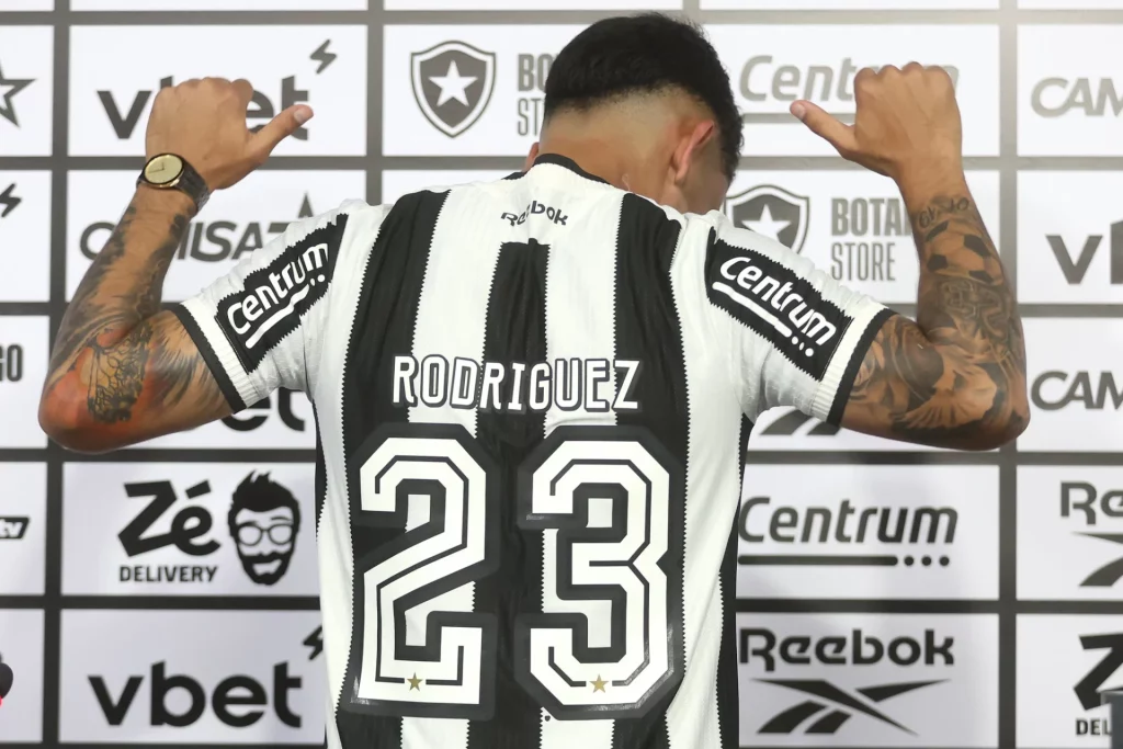 Apresentacao de Santiago Rodriguez do Botafogo no Estadio Nilton Santos. 14 de Marco de 2025, Rio de Janeiro, RJ, Brasil. Foto: Vitor Silva/Botafogo.