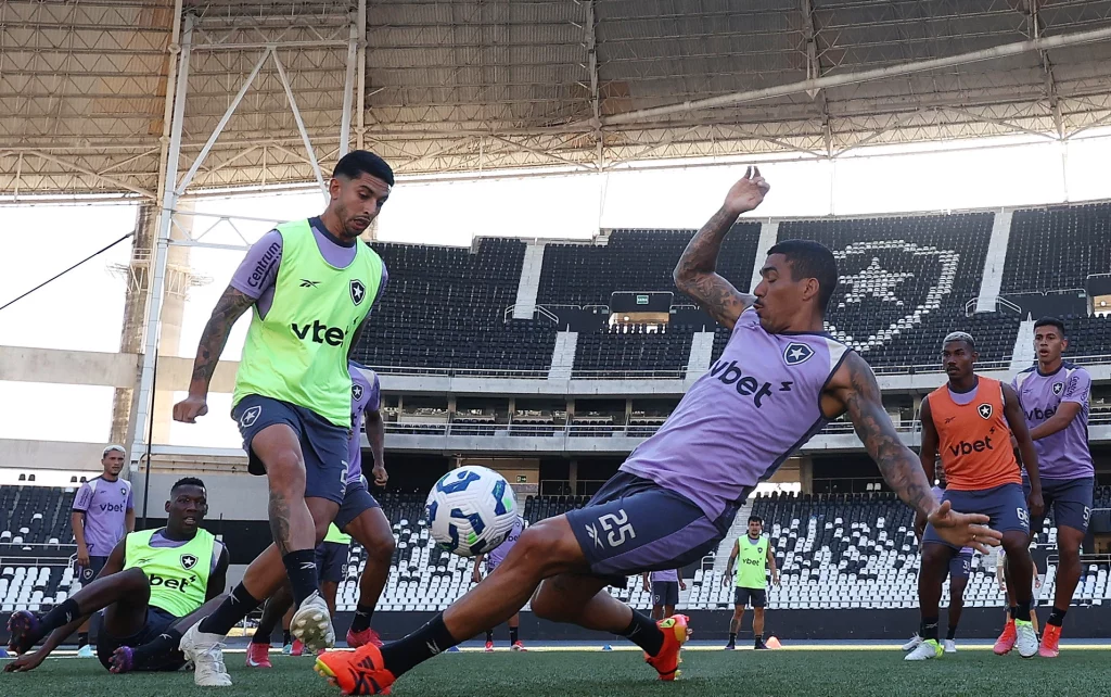 Santiago e Allan. Treino do Botafogo no Estadio Nilton Santos. 14 de Marco de 2025, Rio de Janeiro, RJ, Brasil. Foto: Vitor Silva/Botafogo.