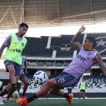 Santiago e Allan. Treino do Botafogo no Estadio Nilton Santos. 14 de Marco de 2025, Rio de Janeiro, RJ, Brasil. Foto: Vitor Silva/Botafogo.