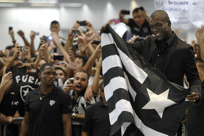 Brasil - Rio de Janeiro - RJ - 06/07/2012 - Seedorf do Botafogo durante desembarque no aeroporto internacional Tom Jobim (Galeão). Fernando Soutello/AGIF