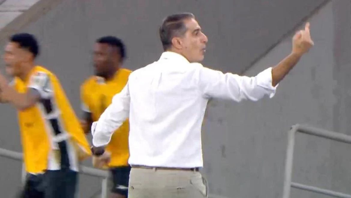 “Ele não gostava”: Renato Paiva se manifesta após deixar o Botafogo e detona John Textor - %sitename“Ele não gostava”: Renato Paiva se manifesta após deixar o Botafogo e detona John Textor