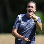 Renato Paiva é quem comanda o Botafogo. Foto: Vitor Silva