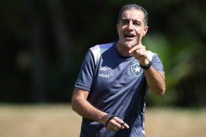 Renato Paiva é quem comanda o Botafogo. Foto: Vitor Silva