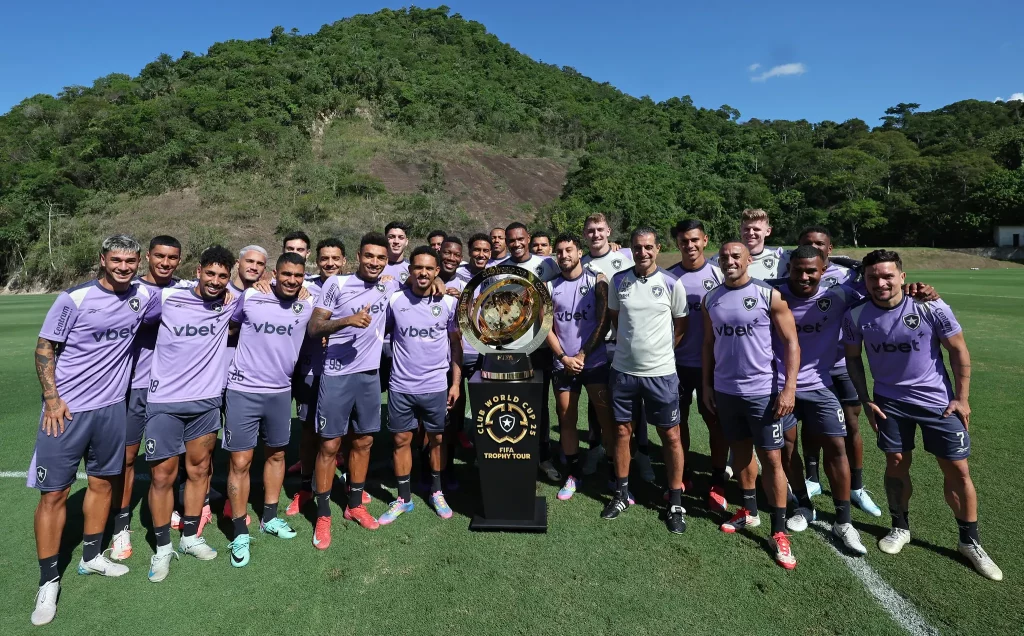 Atacante do Botafogo, visita o pai e desabafa: “Queria estar jogando nos EUA em 2025” - Meu Botafogo
