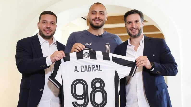 Apresentação de Arthur Cabral no Botafogo repercute em toda a Europa após ‘falas’ do jogador