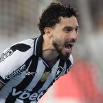 Alex Telles comemorando gol na vitória do Botafogo contra o Ceará. Foto: Vitor Silva Disputou Copa do Mundo