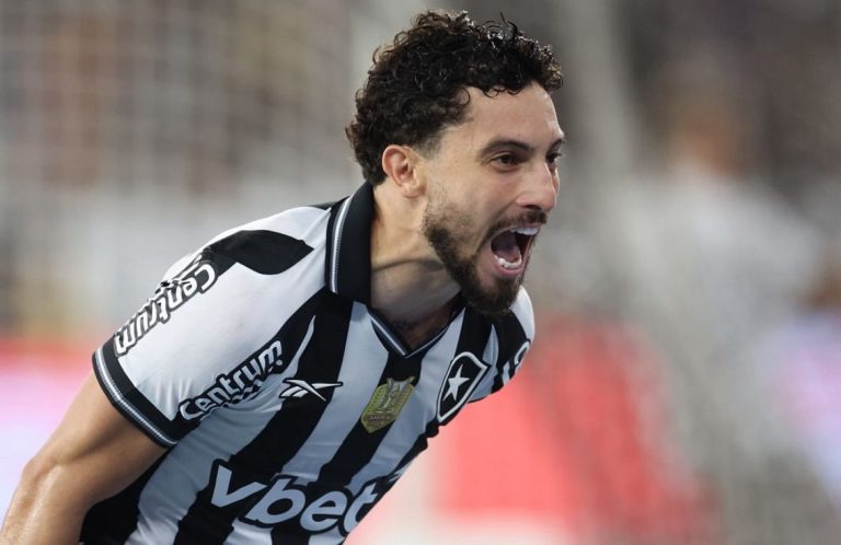 Alex Telles comemorando gol na vitória do Botafogo contra o Ceará. Foto: Vitor Silva