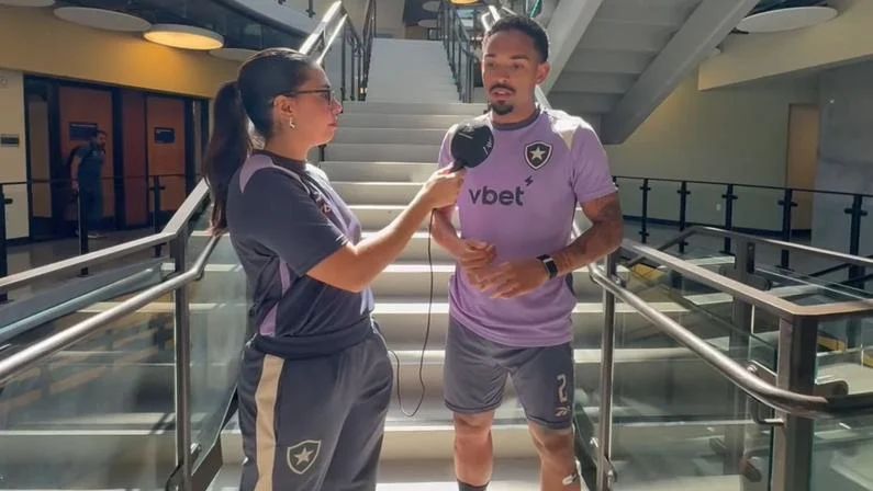 Vitinho vai aos microfones e projeta duelo entre Botafogo x PSG: “Não vamos só esperar”