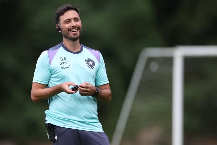 Artilheiro de volta: Botafogo ganha reforço caseiro - Meu Botafogo