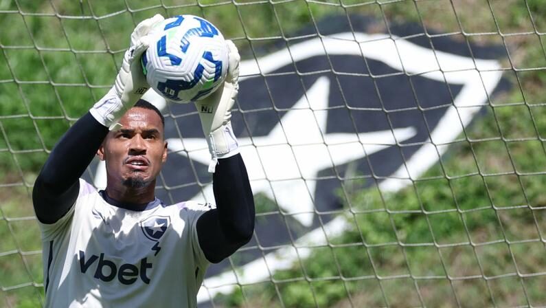 Botafogo: West Ham chega forte e oferece R$ 51 milhões por goleiro do glorioso - Meu Botafogo