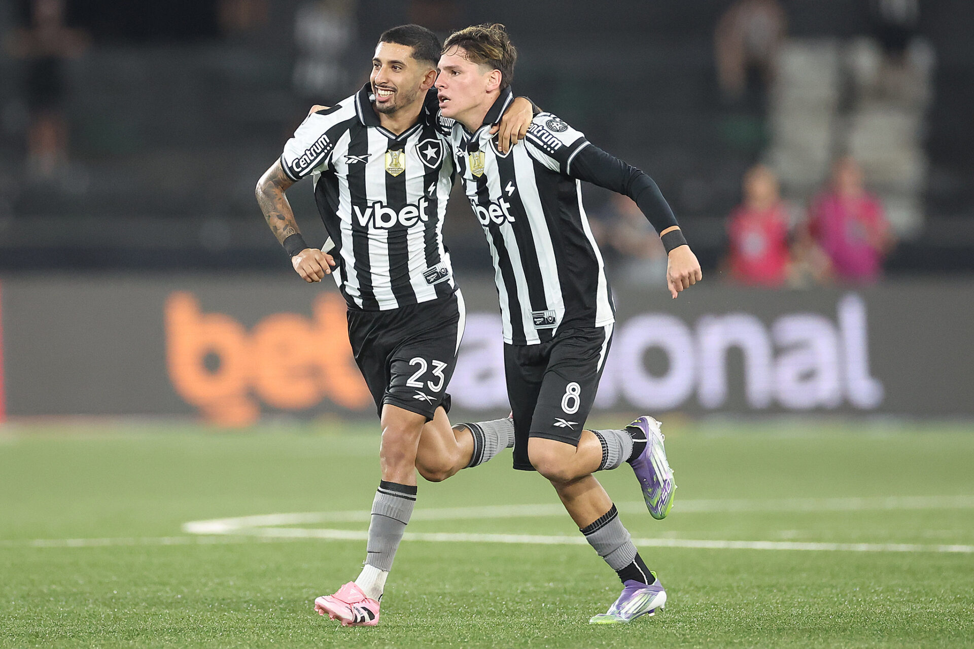 Botafogo vence o Galo com um a menos e volta ao G-4 do Brasileirão - Meu Botafogo