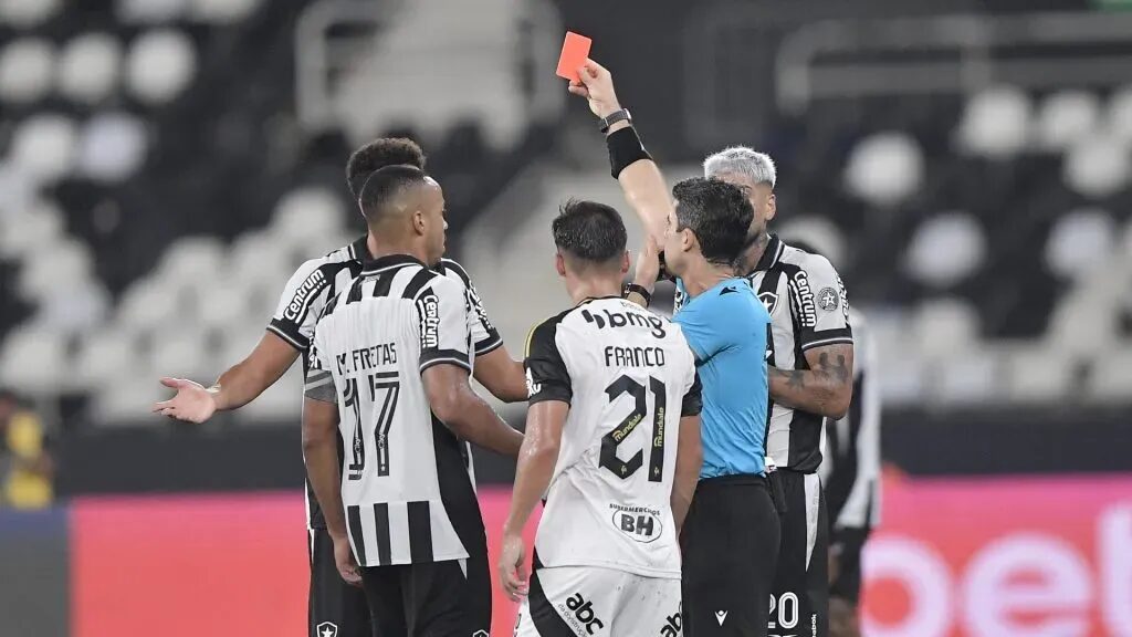 Botafogo: Expulsão de Chris Ramos repercute no Brasileirão e análise técnica revela verdade sobre o lance