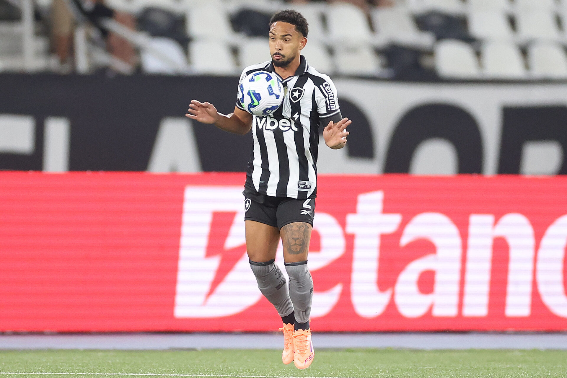 Botafogo: Convocação de Vitinho anima torcedores, mas traz desfalque 