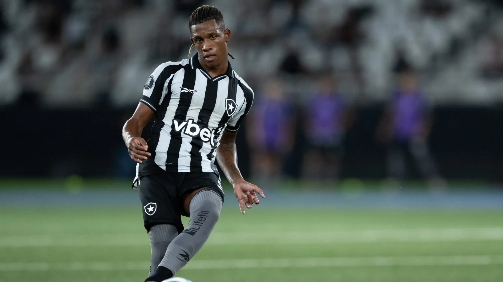 Estourou lá fora! Jornal espanhol se rende a Danilo: 