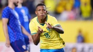 Volante Danilo vira novamente assunto nos bastidores do Botafogo, após marcar pela Seleção Brasileira. Foto: Rich Storry/Getty Images