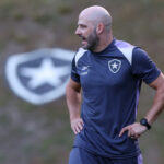 Franclim Carvalho analisa o atacante do Botafogo de perto. Foto: Vítor Silva