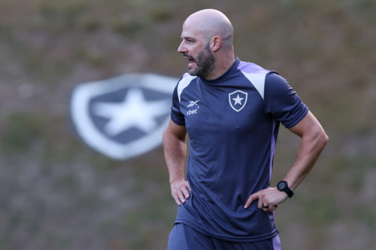 Franclim Carvalho analisa o atacante do Botafogo de perto. Foto: Vítor Silva